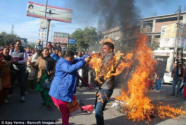這個參與示威的教師一不小心竟然引火自焚，超嚇人的景象讓現場的民眾都看呆了！
