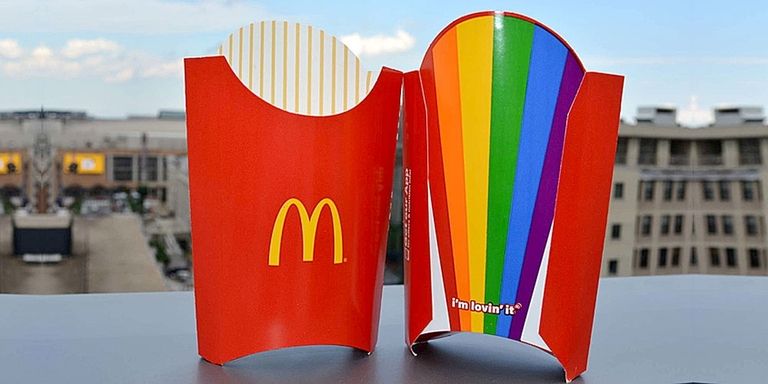 麥當勞在同志驕傲月以實際行動力挺到底，推出「限量版彩虹薯盒」宣揚所有人的愛都是愛！