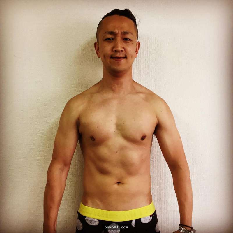 他一個月內跑了306公里「結果只瘦0.9公斤」，但是…當他再次脫掉衣服時大家都尖叫了！