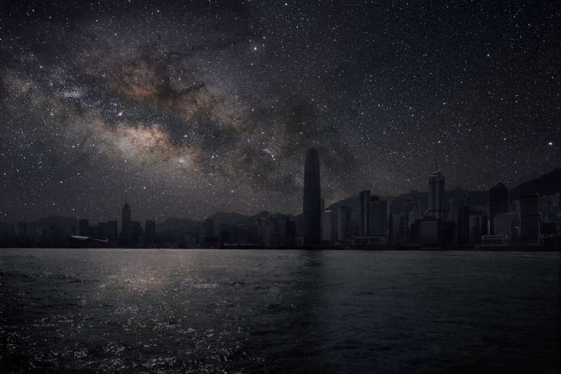 攝影師「讓城市燈光全暗」拍下滿天星空照　「無光害夜景」讓網友美哭了