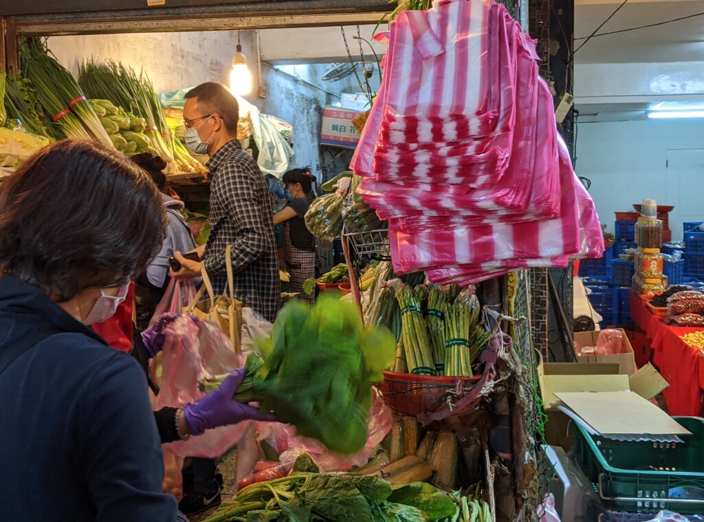 明年擴大限塑！「菜市場、早餐店」塑膠袋未來恐要花錢