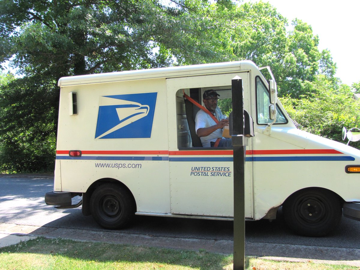 送信會偷塞錢...最暖郵差退休　全鎮「改造郵箱送行」還準備大禮！