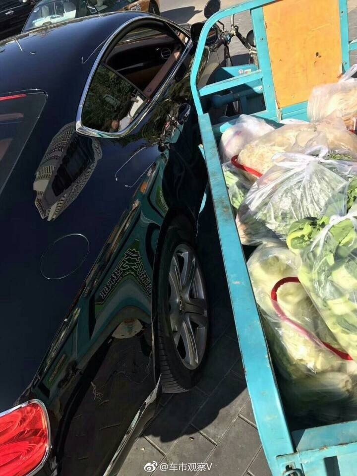 賣菜阿伯騎三輪車不小心撞到千萬賓利，最後決定從車窗「丟一袋東西」進去…車主笑哭！
