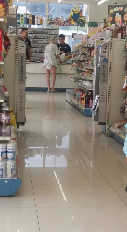 她看到失智症老爺爺走進超商後「店員的態度明顯不一樣」，下一秒拍到的畫面讓大家都被暖哭了！