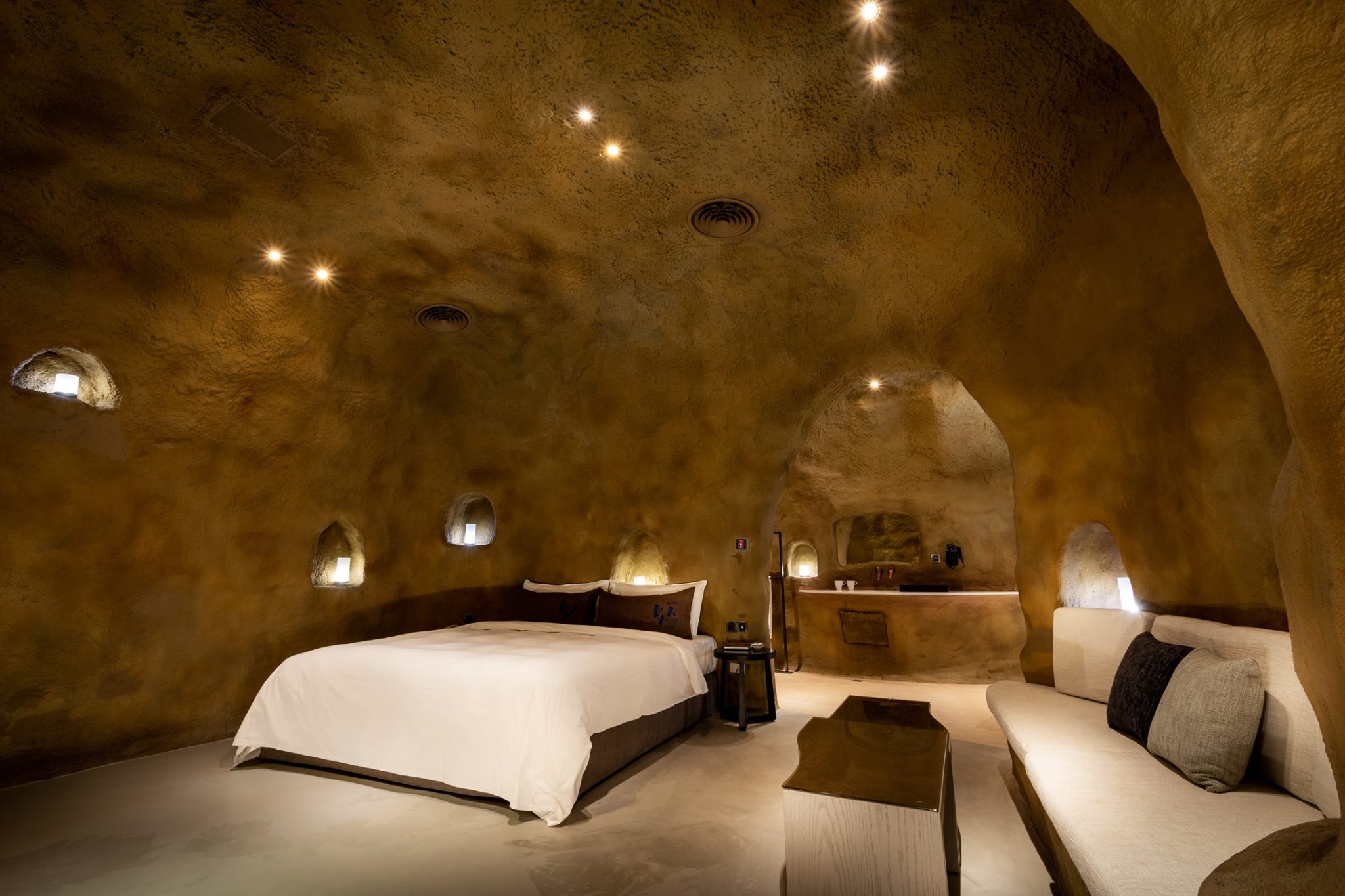 地窖、洞穴都搬進房間裡　台中「最狂新旅店」要你當高級山頂洞人