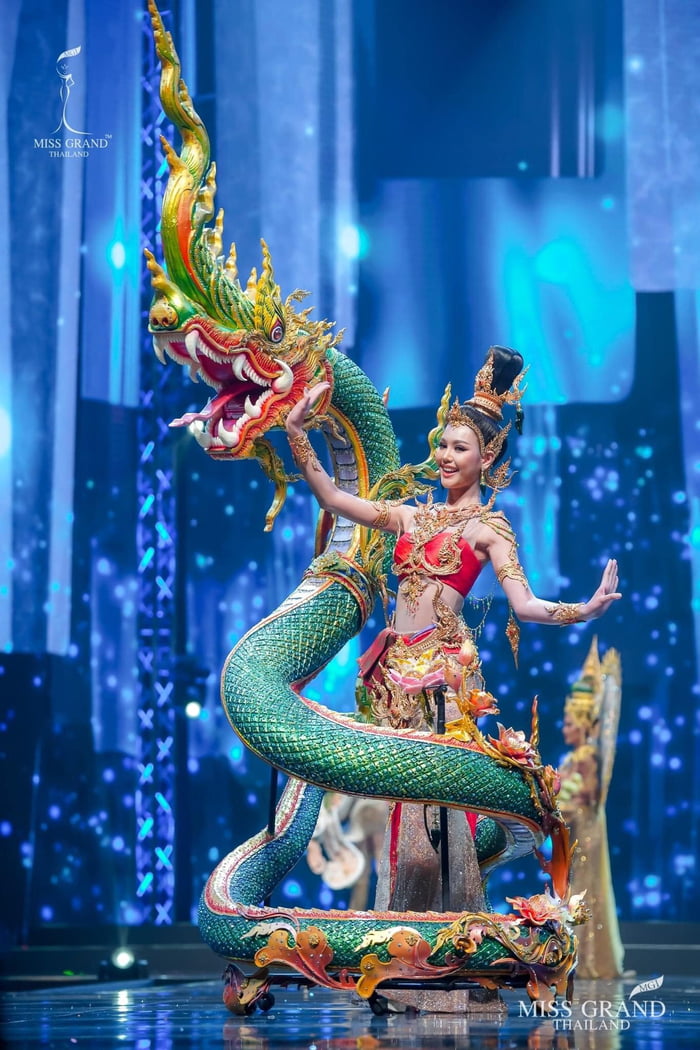 泰國選美大賽「穿出家鄉特色」各佳麗超狂！　四面佛、水上市集上身「直接化作人體雕塑」