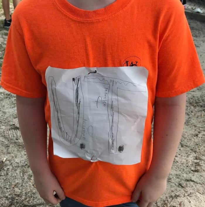 小男孩自製「手繪大學T恤」被笑　校方霸氣做成官方T恤送暖：你很棒