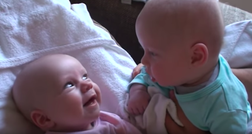 可愛雙胞胎用「寶寶語」哈拉　網友被萌化：到底在聊什麼啦