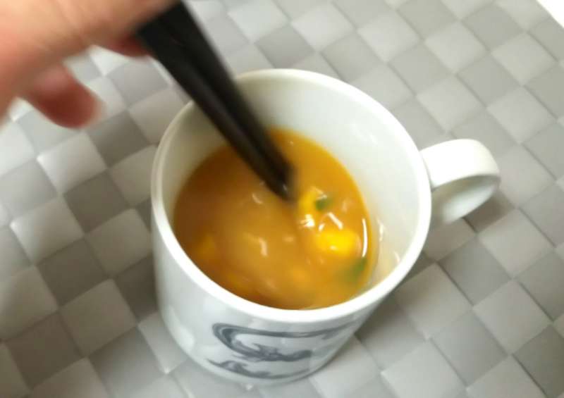 將杯麵剩下的湯汁倒入馬克杯　打一顆蛋微波兩分鐘　以後吃完泡麵都會這樣做