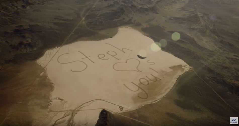 寄情書給太空人爸！小女孩找來「11輛車沙漠狂奔」　完成「史上最巨沙畫」地球外都看得見～