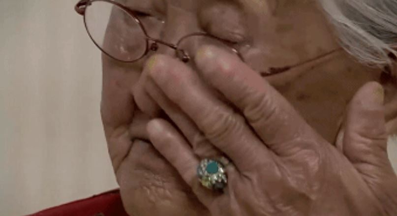 爺嬤14歲牽起手「就沒再放開過」　相伴75年「熱戀期習慣不變」：先摸摸你的臉才睡得著