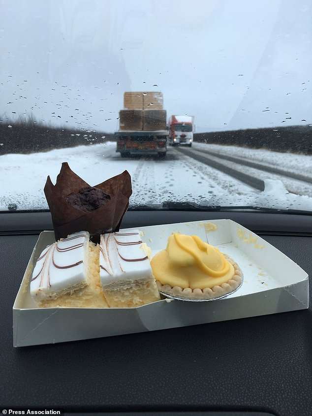 當大家都被困在大雪中…　老餅店送貨司機一句「你想吃甜點嗎」　所有人都暖了起來
