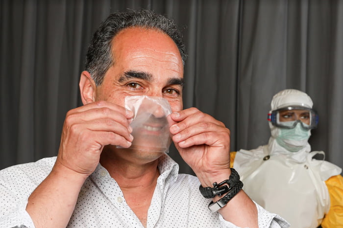 完全分解！研究人員開發「全透明口罩」　醫療級防護也能順暢呼吸～