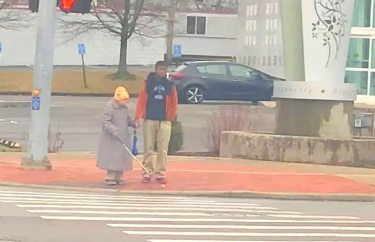 視障阿嬤要過馬路...　15歲少年「牽手暖護送」被拍下：我只是在做該做的事