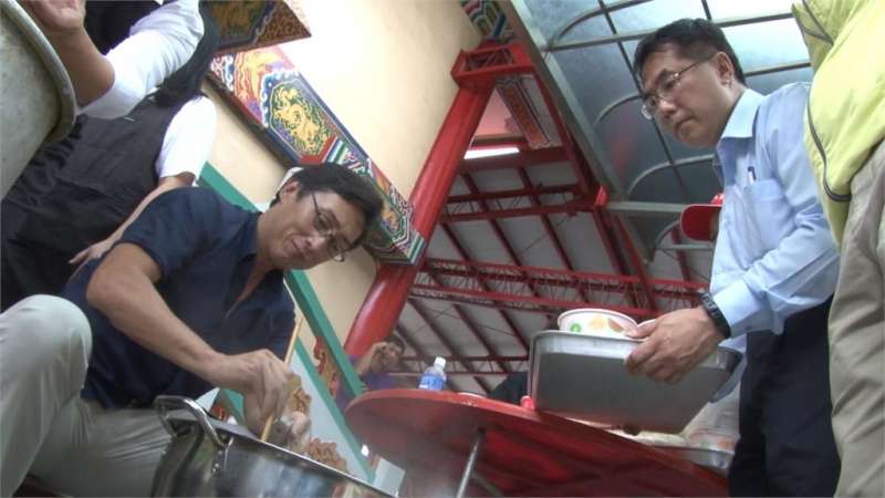日男為台南災民「現煮150碗拉麵」　他的真實身分引網友誇讚：很暖心