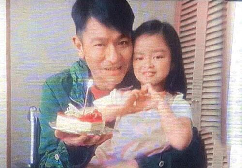 天王劉德華極力隱藏的5歲女兒照片曝光，被酸民嘲笑的藏鏡妻子「其實身世超厲害」！