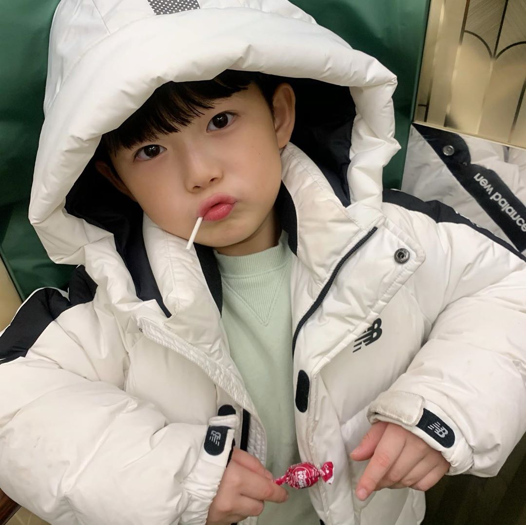 這是天使吧♡ 韓國正太「顏值超標」萌暈姐粉 媽媽也超正「驚艷同框照」:基因太強大!