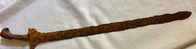 英國河流驚見18世紀的古劍！　撈起來一看　發現很可能是來自亞洲