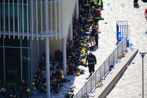 倫敦大火的受害孩子看到消防員出現都認為是英雄來了，但消防員看了這一幕卻崩潰啜泣…