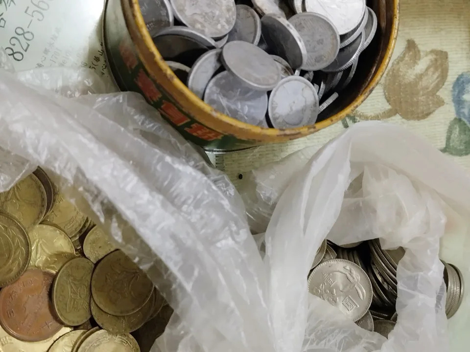 百歲阿嬤衣櫥挖到一桶硬幣　網看「公用電話幣」驚嘆：無價之寶！