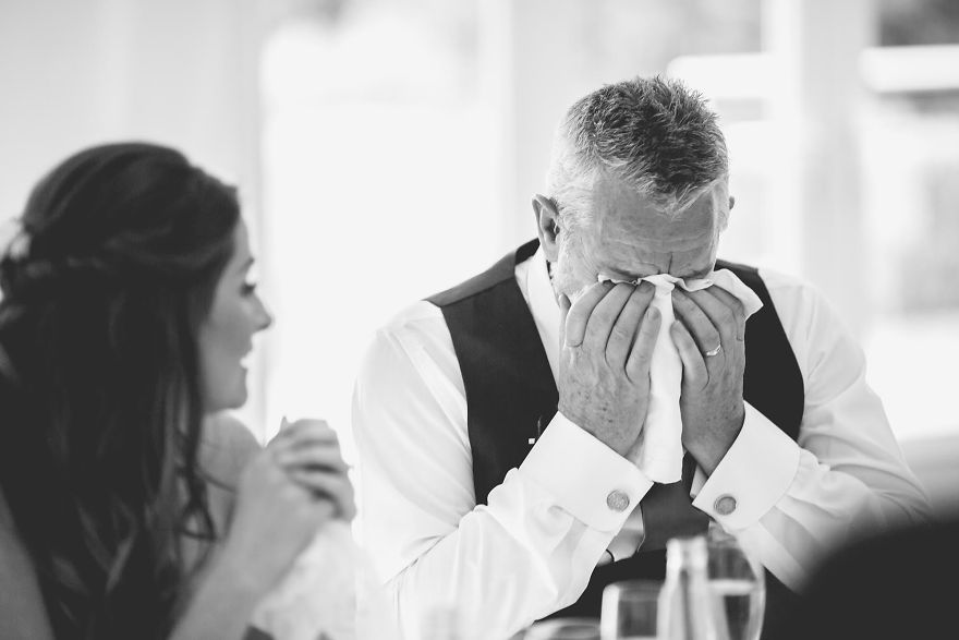 不想把妳嫁給那個臭小子！　26位爸爸在女兒婚禮的「忍淚瞬間」：妳永遠是心中的寶貝