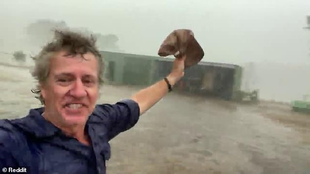 終於下雨了！澳洲農民「史上最爽淋雨」　招手歡呼：一直下吧！