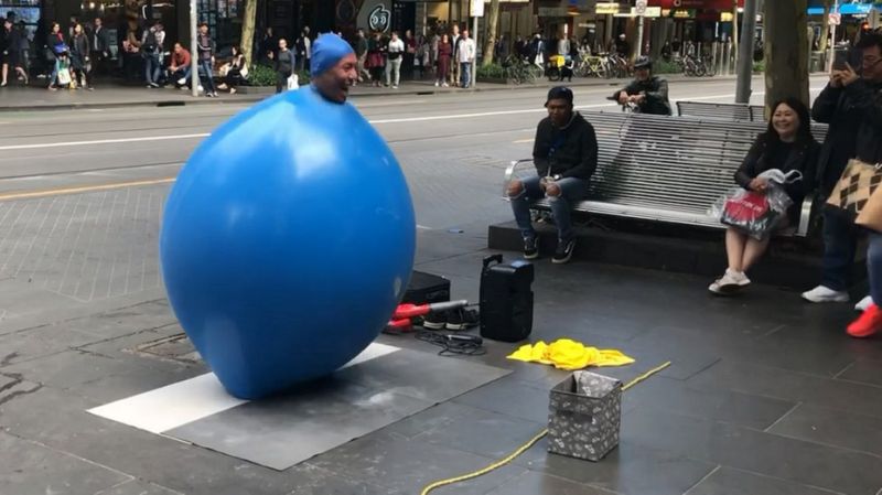 台灣魔術師遭「澳洲男狠踹一腳」　大氣球瞬間破裂讓他重摔在地上愣住