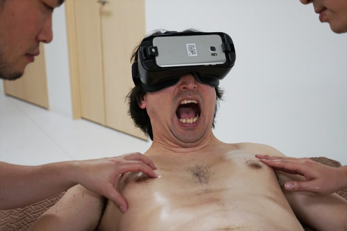 他透過VR和真人的手享受「超體感色色按摩」，但拿下VR眼鏡一看…那張臉太可怕了