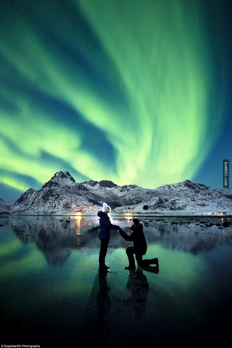 這個男子證明在北極光下求婚「女友肯定馬上說我願意」，超夢幻的瞬間隔著螢幕也感受到幸福！