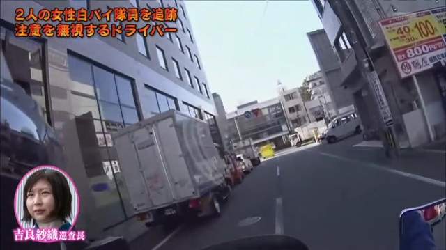 台灣情侶在日本自駕「違規右轉」被女警抓包，事後開心與女警合照紅遍全日本了！