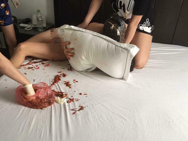 這個越南女子證明「正宮不好惹」，她一抓到小三就馬上跟友人掰開對方雙腿直接塞辣椒碎！