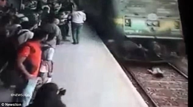 19歲女生戴耳機玩手機「下一秒就被火車輾過」，幾分鐘後現場的人都不敢相信眼睛看到的事！（有影片）