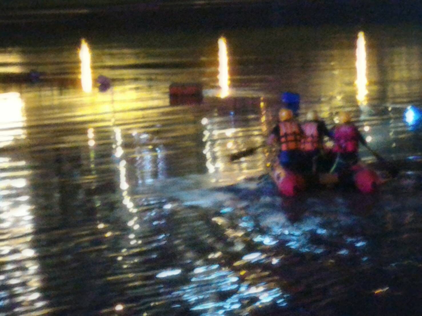 中國籍台大生偷別人的輕艇帶妻子夜遊，結果翻覆落水…獲救後只能跪著道歉