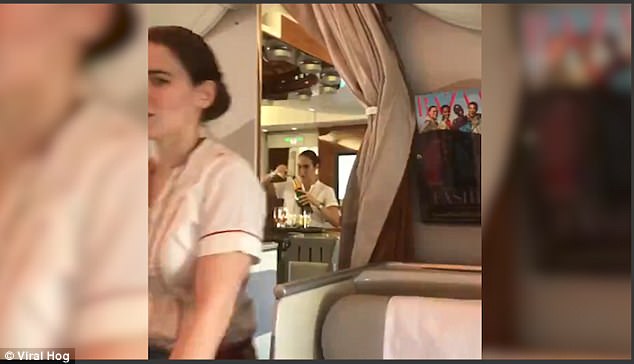 這家航空的空姐竟然把乘客喝剩的的香檳「回收」，影片清楚拍下她再倒入瓶內的證據！