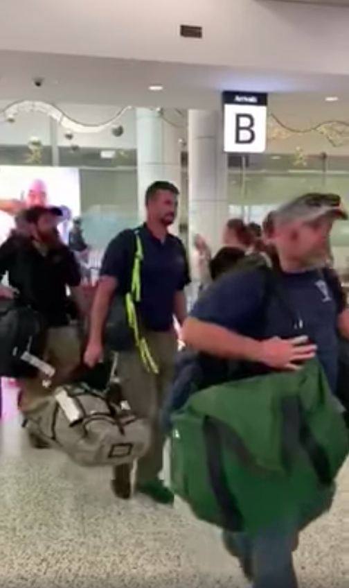 緊急支援大火！美國100名消防菁英赴澳　全機場夾道「掌聲歡迎」