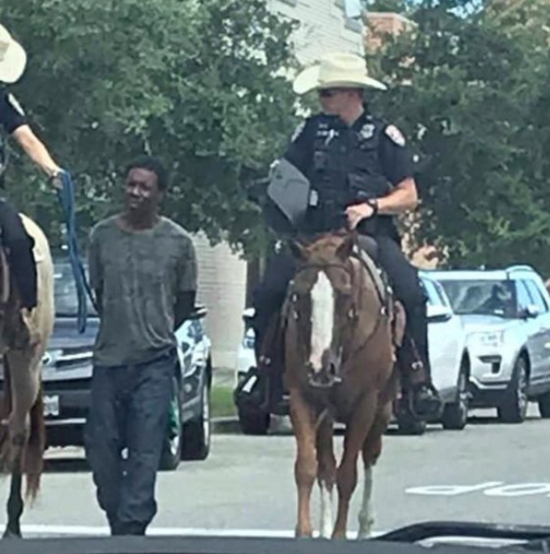 白人騎警大街上「遛黑人囚犯」　外網震怒批「蓄奴再現」：現在是2019年！