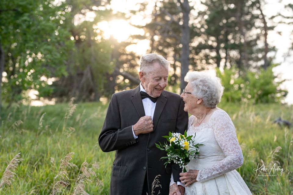 婚紗拿出來重拍！　老夫老妻「60年鑽石婚」再披嫁衣：相互對視依舊那麼甜❤️