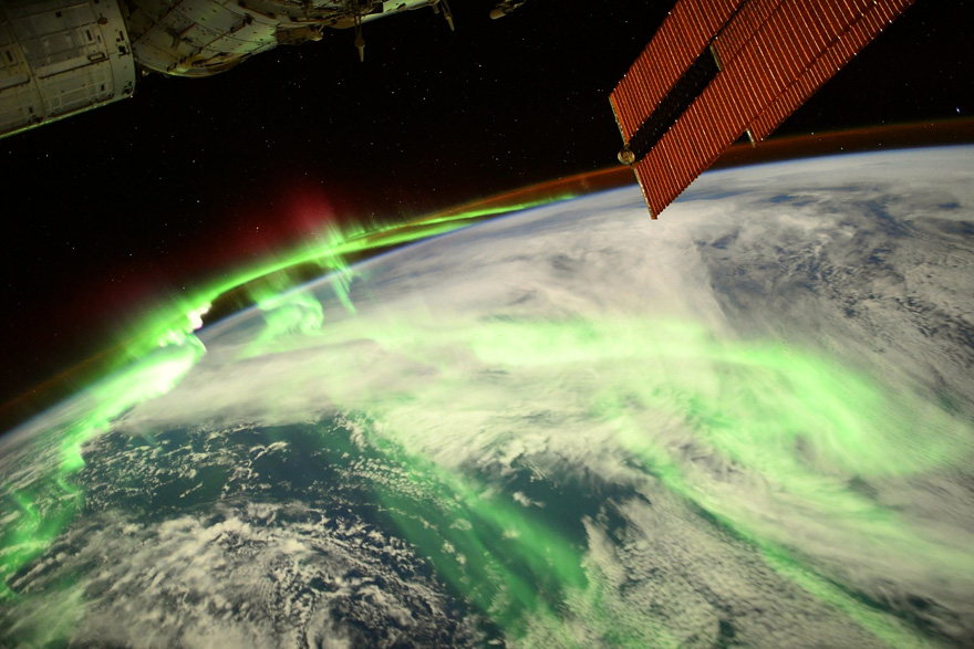 南極算什麼！太空人分享「宇宙夢幻極光角度」　地球緩緩鋪上「淺色綠紗」絕美