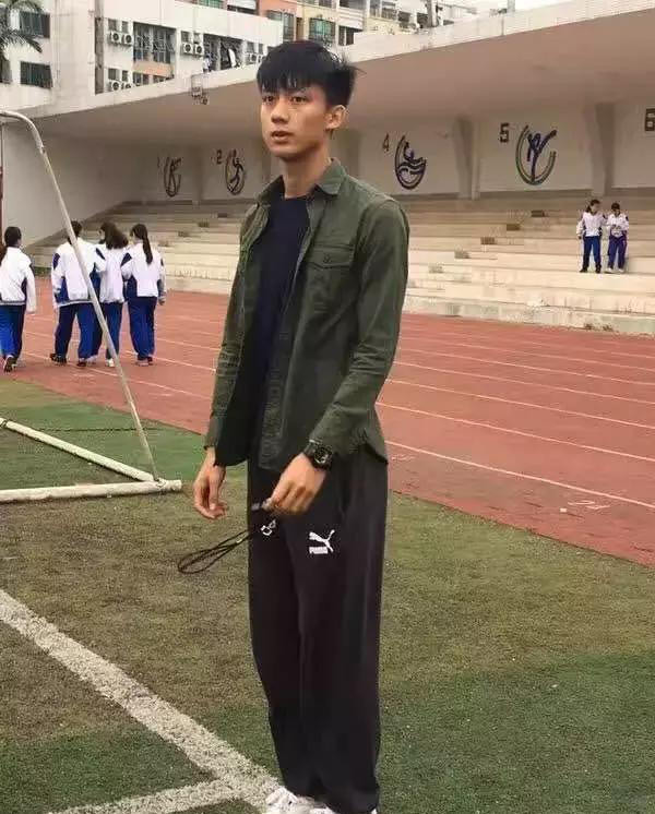 他就是「女學生願意跑10圈只為偷瞄一眼」的體育老師，激似韓星的臉讓大家都想嫁了！
