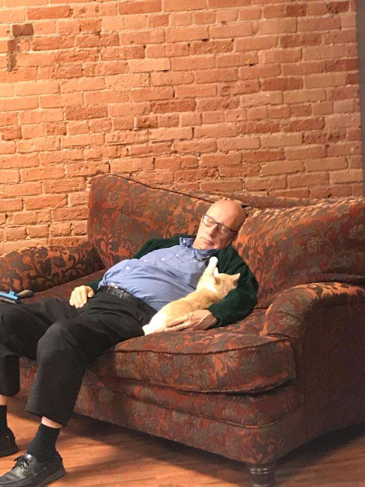 75歲爺爺自願到動物之家「幫刷貓毛」　刷完一起癱：來睡搞搞吧～