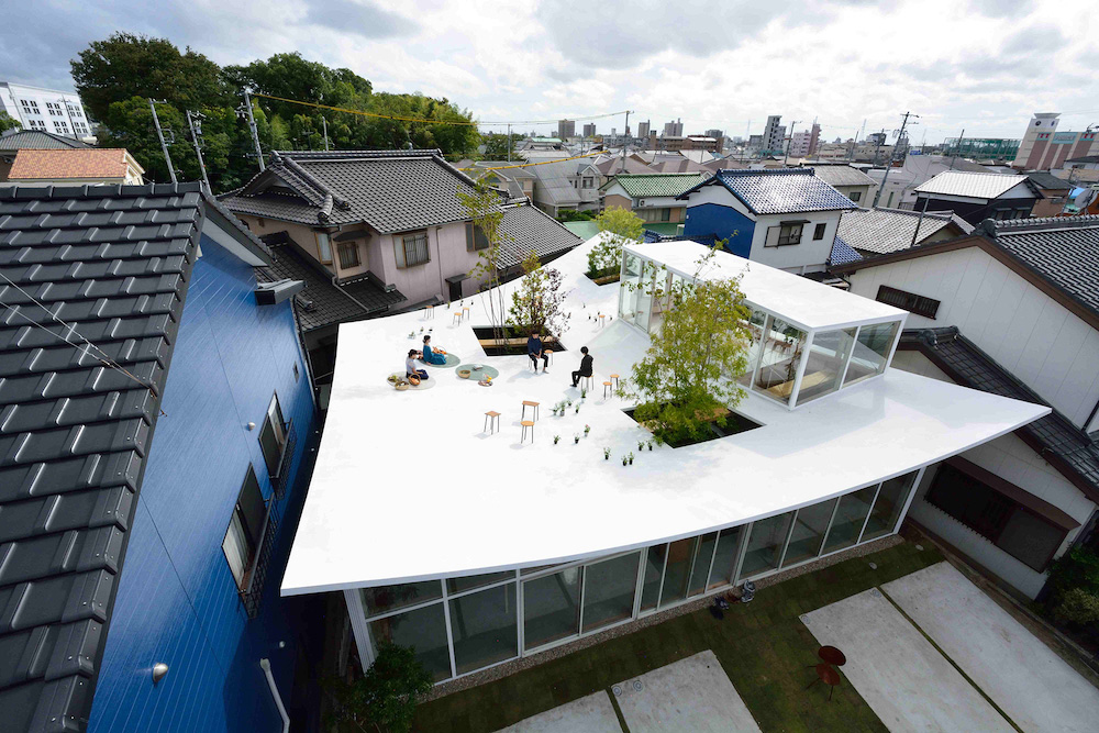 去屋頂上放空！日工作室「弧面屋頂變公園」　上班累了就是要上來看風景啊～