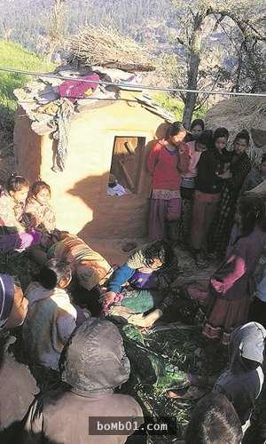 尼泊爾15歲少女「月經來潮」被隔離在小屋內，等到爸爸去看她時竟然已經變成一具屍體了…