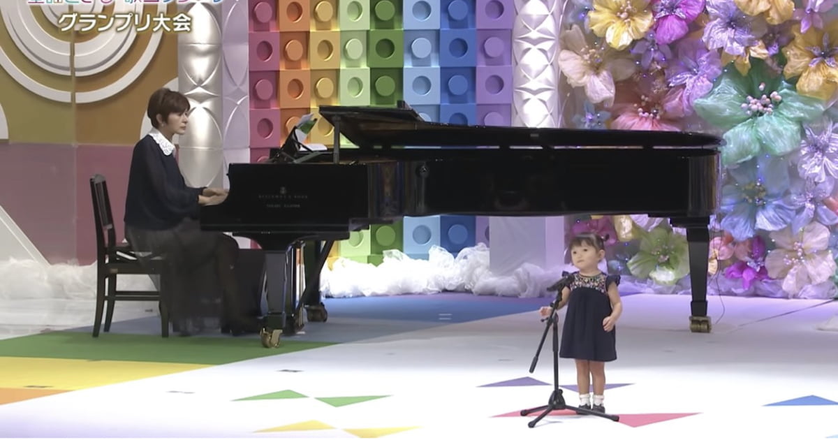 超萌奶音！日本2歲妹參加童謠比賽　「手手搖起來」表現超治癒❤️