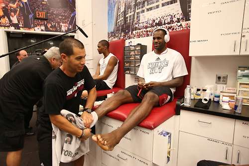 NBA明星球鞋底下的痛...　詹皇露「扭曲腳趾」　粉絲驚：怎麼會這樣？　