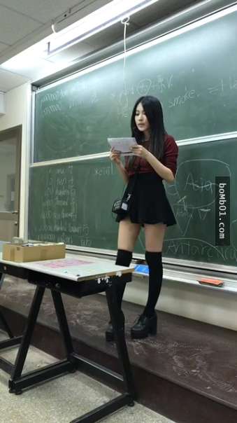 正妹穿「短裙膝上襪」教英文引起學生暴動，網友看到她的逆天長腿都燃起心中的英文魂啦！