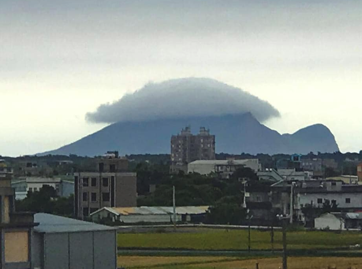 龜山島多出一層殼？　雲層罩頂「龜山戴帽」3萬人朝聖　宜蘭人一看：快回家收衣服！