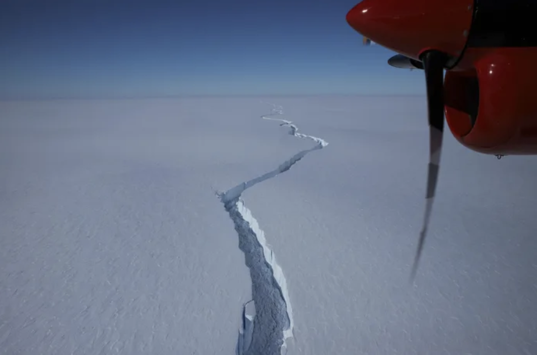 南極冰架斷裂！　超巨大「紐約大小冰川」整塊分離　網友看畫面驚呼：《冰原歷險記》翻版