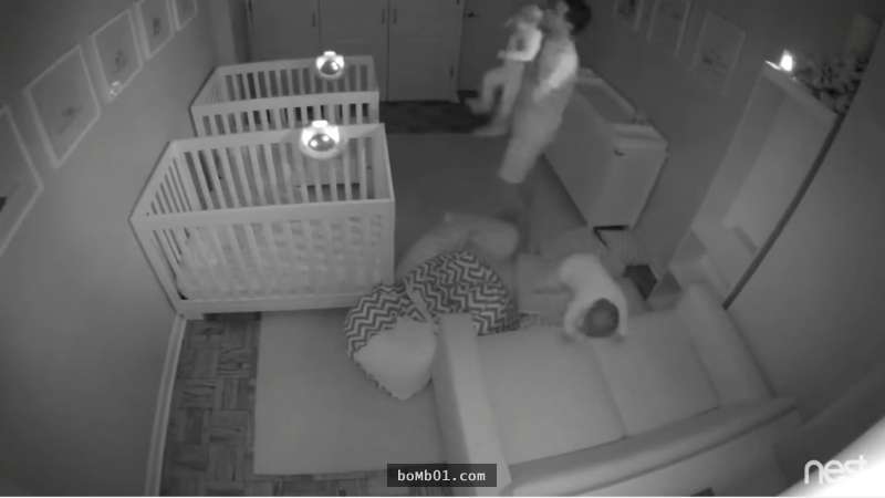 超可愛雙胞胎晚上不睡覺在房間「開趴」，監視器錄下的爆笑畫面讓爸媽都快抓狂了！
