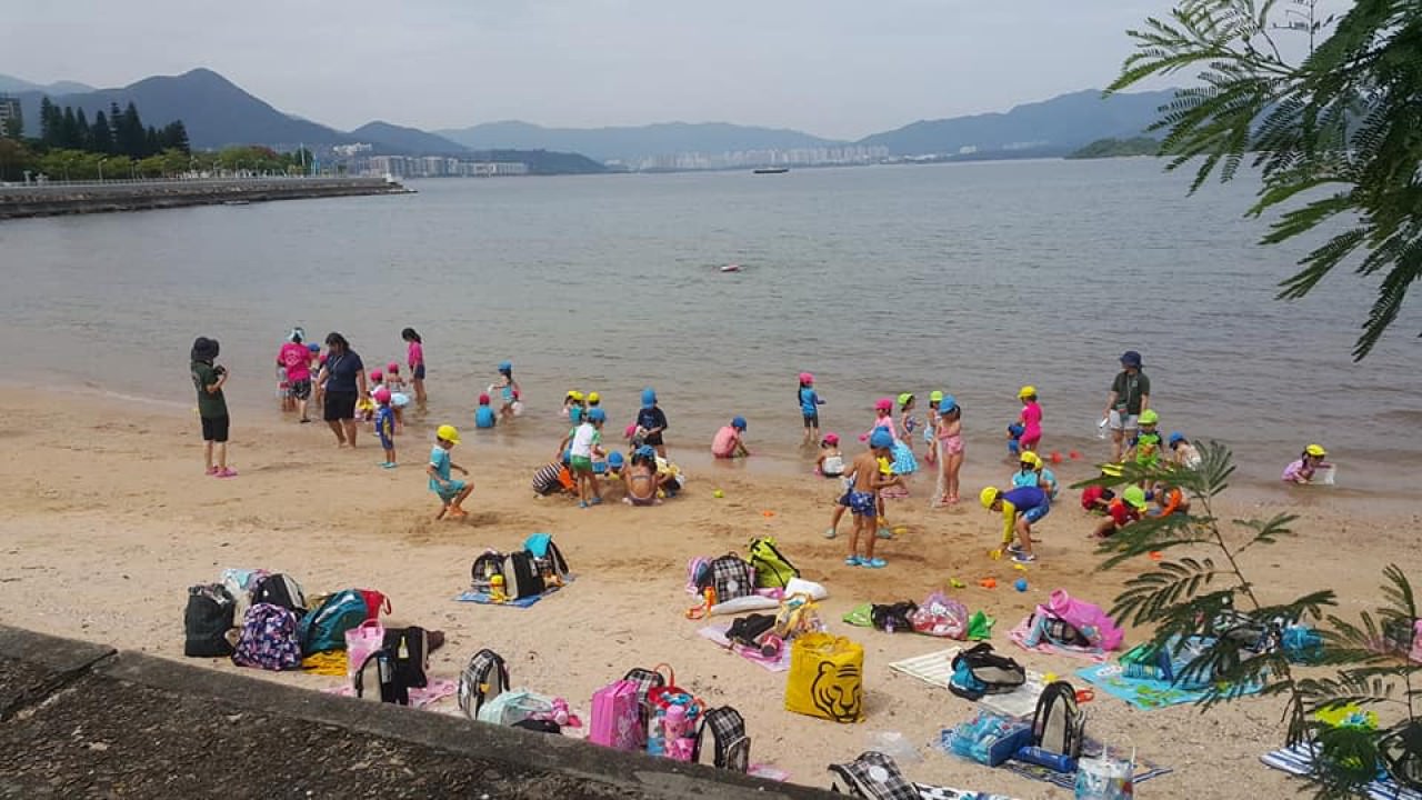 神級自律！日本幼稚園生到海灘玩耍「連前人垃圾都帶走」，「使用後的海灘」超整潔讓網友跪嘆！