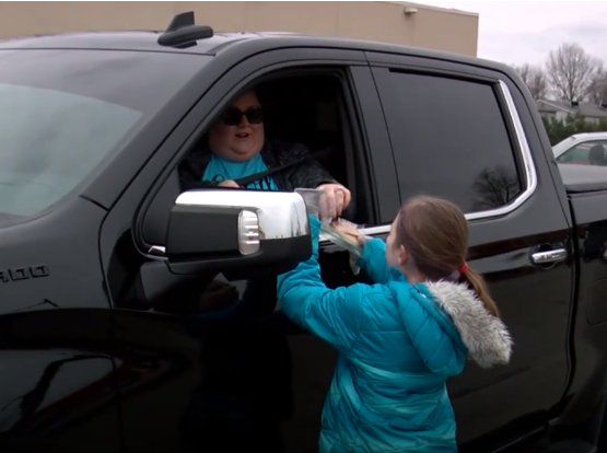 幫爸辦告別式！9歲女孩「賣手作餅乾」籌錢　路人「買完又下車」舉動超催淚